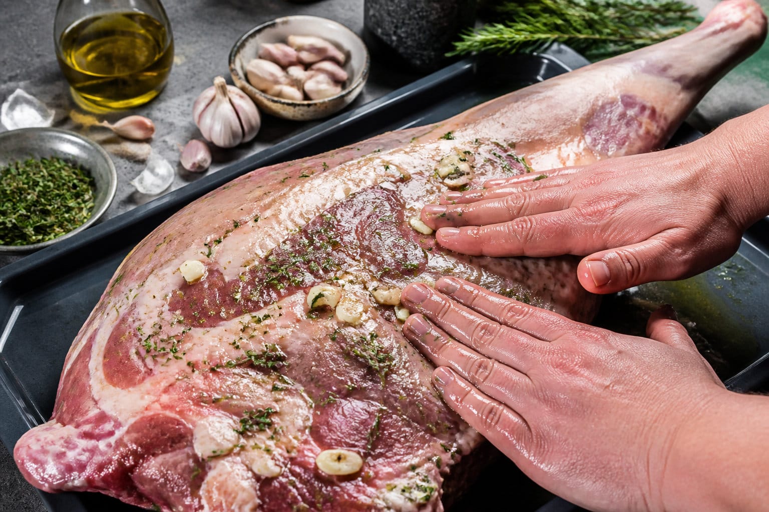 Temps de cuisson d’un gigot d’agneau de 3 kg au four 4 Préparer le gigot avant d’enfourner